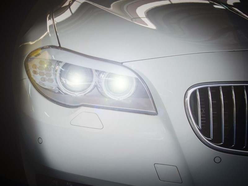 LED luči za avto porabijo manj električne energije in zagotavljajo močnejšo svetlobo
